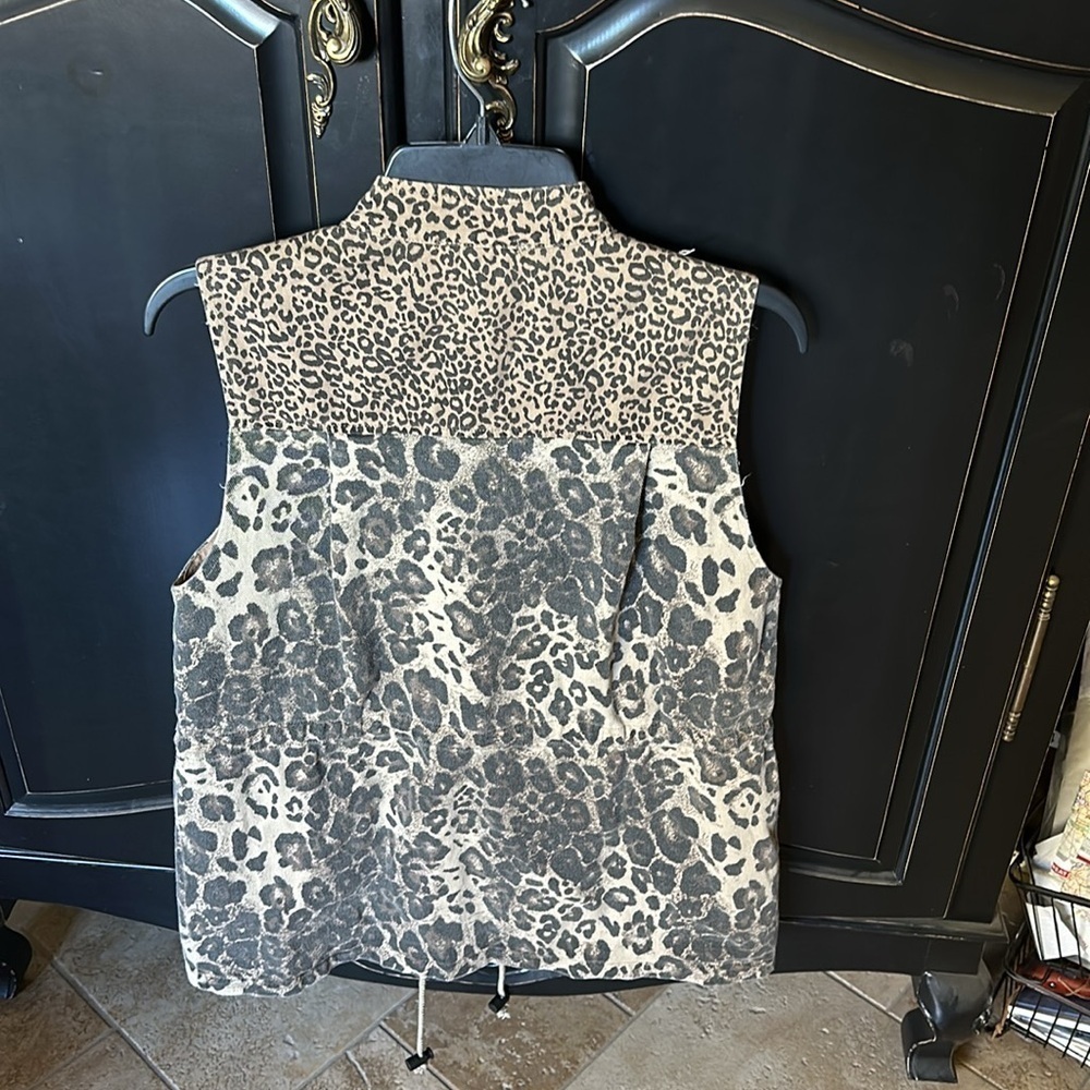 Leopard Animal Print Zip Up Vest size M NWT - Picture 2 of 3
